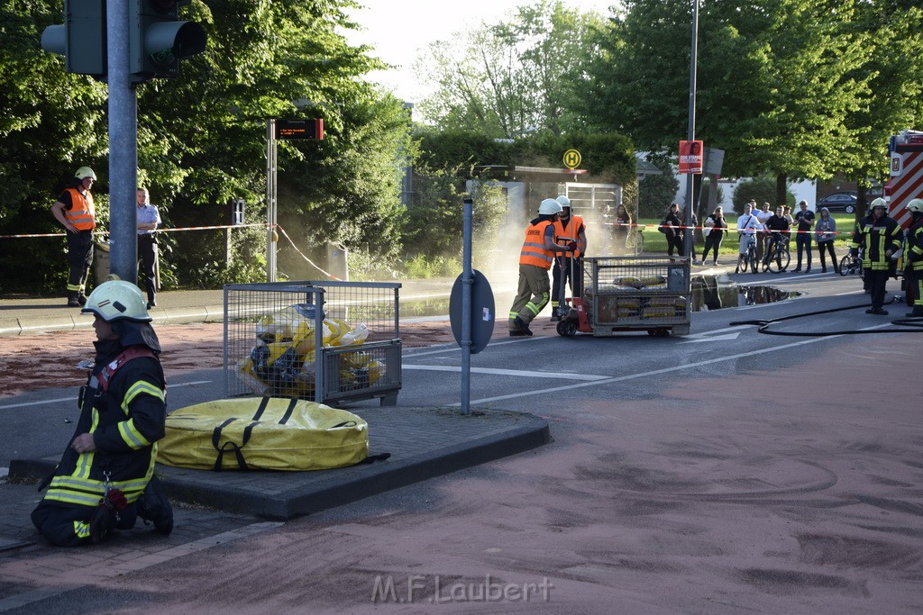 TLF 4 umgestuerzt Koeln Bocklemuend Ollenhauer Ring Militaerringstr P073.JPG - Miklos Laubert